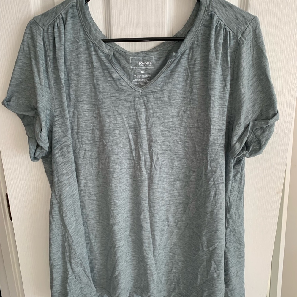 Short sleeve v-neck T-shirt